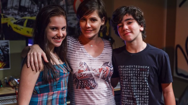 A atriz Deborah Secco como mãe de Felipe (João Fernandes), par romântico de Karina (Clara Tiezzi) no filme Confissões de Adolescente