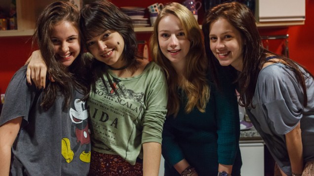 Karina (Clara Tiezzi), Bianca (Isabella Camero), Alice (Malu Rodrigues) e Tina (Sophia Abrahão) no filme Confissões de Adolescente
