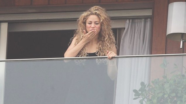 Shakira na Sacada do Hotel Fazano