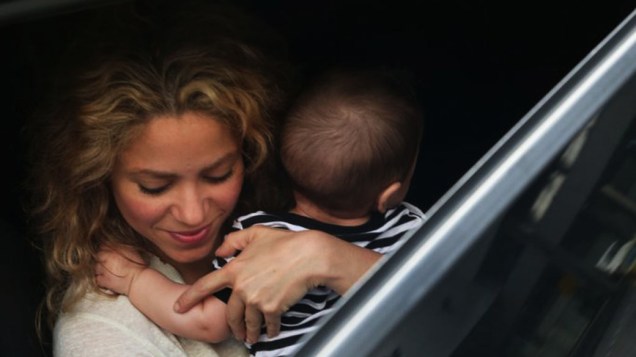 Shakira desembarca no aeroporto do Galeão, no Rio de Janeiro, com o filho, Milan, de 5 meses