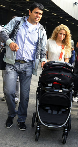 Shakira desembarca no aeroporto do Galeão, no Rio de Janeiro