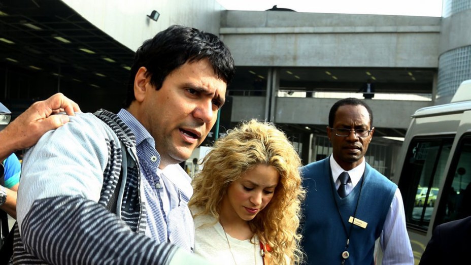 Shakira desembarca no aeroporto do Galeão, no Rio de Janeiro