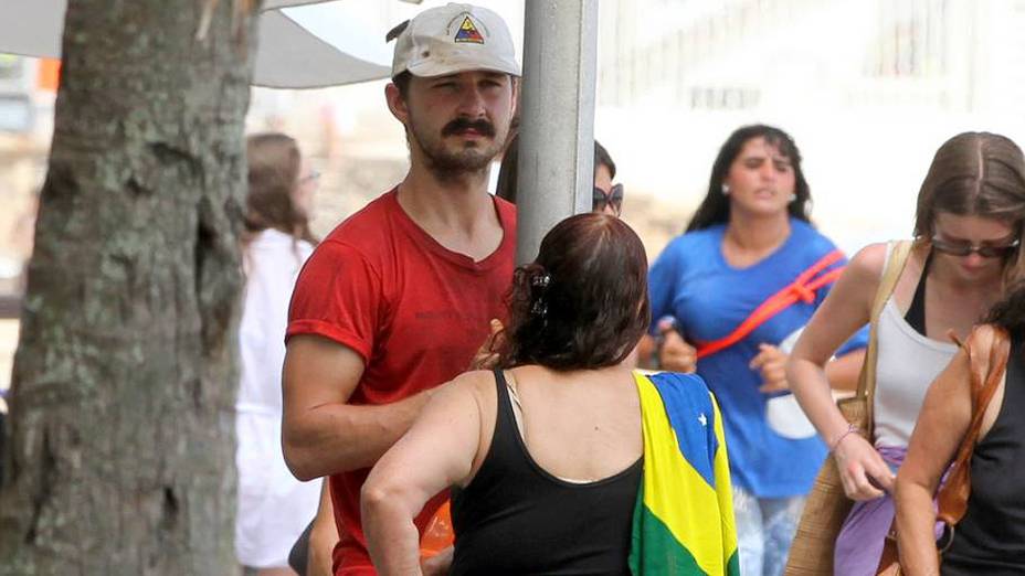 Shia LaBeouf passeia no calçadão de Ipanema com sua família