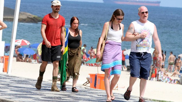 O americano Shia LaBeouf no calçadão de Ipanema com a família e a namorada, Mia Goth