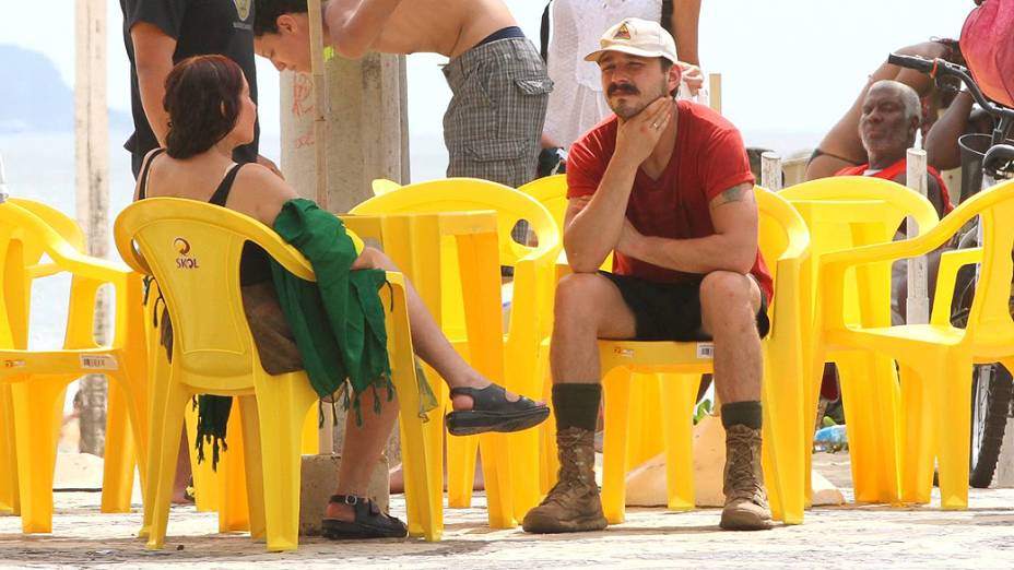 O americano Shia LaBeouf no calçadão de Ipanema com a família