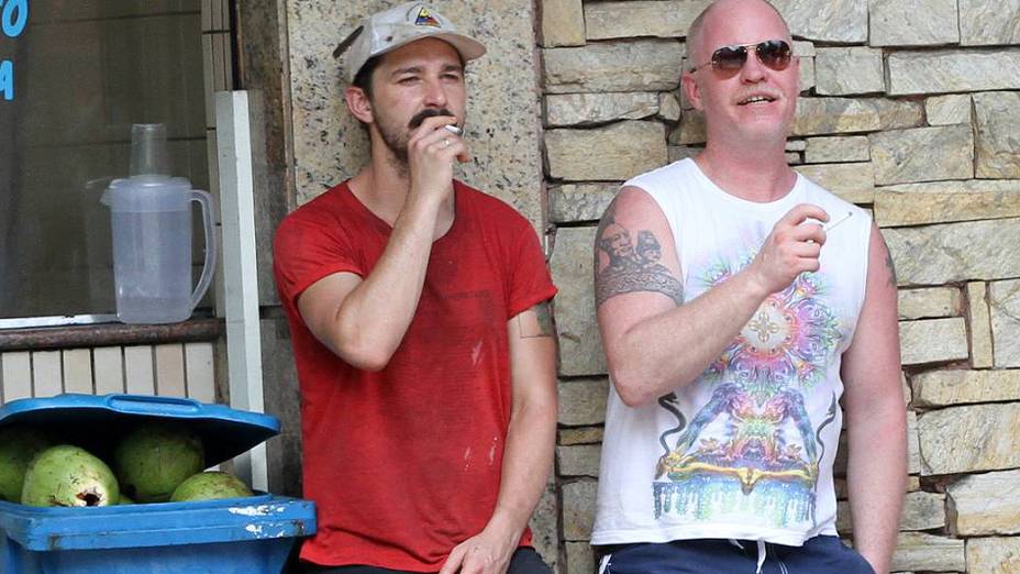 Shia LaBeouf passeia no calçadão de Ipanema com sua família