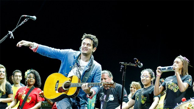 Grupo Meninos do Morumbi fez uma apresentação especial no show de John Mayer no Anhembi, em São Paulo