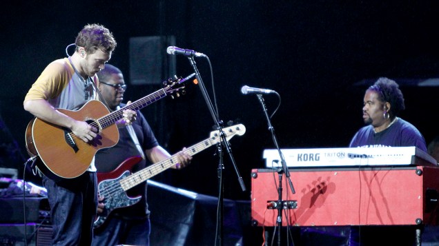 O cantor Phillip Phillips faz apresentação de abertura do show de John Mayer, no Anhembi, em São Paulo