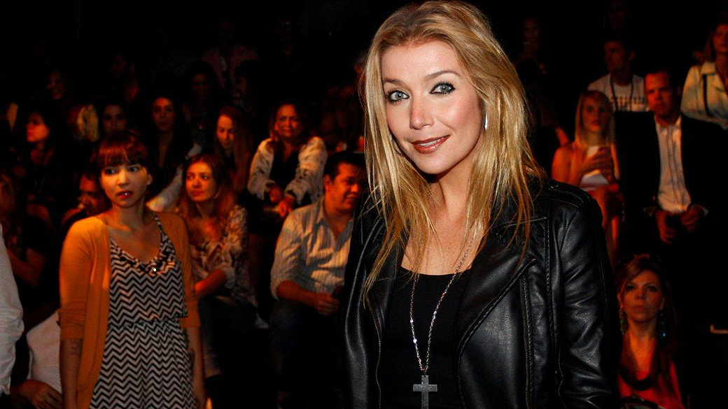 Luiza Possi prestigiou o terceiro dia de desfiles da edição outono/inverno 2014 do São Paulo Fashion Week