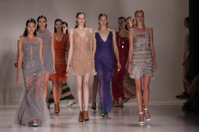 A estilista Glória Coelho apresenta nova coleção em desfile do terceiro dia da São Paulo Fashion Week