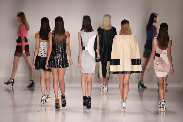 A estilista Glória Coelho apresenta nova coleção em desfile do terceiro dia da São Paulo Fashion Week