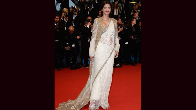A atriz de Bollywood, Sonam Kapoor, chega para a cerimônia de abertura do Festival de Cannes 2013