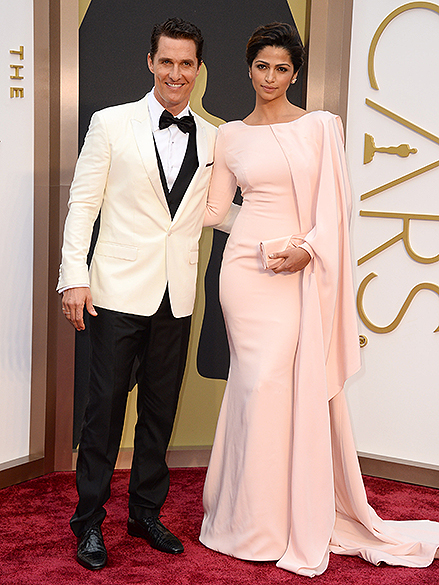Matthew McConaughey com a esposa Camila Alves, na chegada para a cerimônia do Oscar 2014