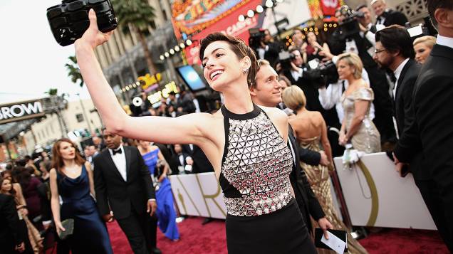 Anne Hathaway na chegada para a cerimônia do Oscar 2014