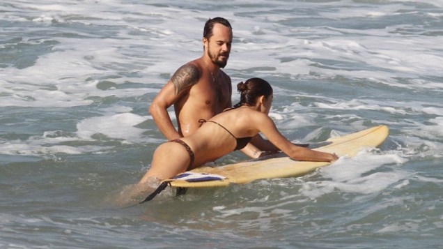 Paulinho Vilhena ensina Sophie Charlotte a surfar
