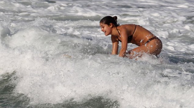 Sophie Charlotte tentando surfar na praia da zona oeste do Rio