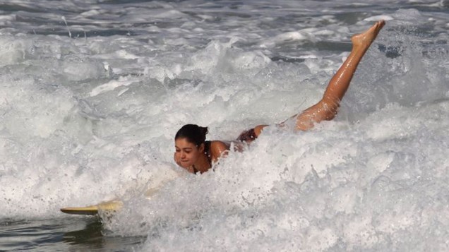 Sophie Charlotte tentando surfar na praia da zona oeste do Rio