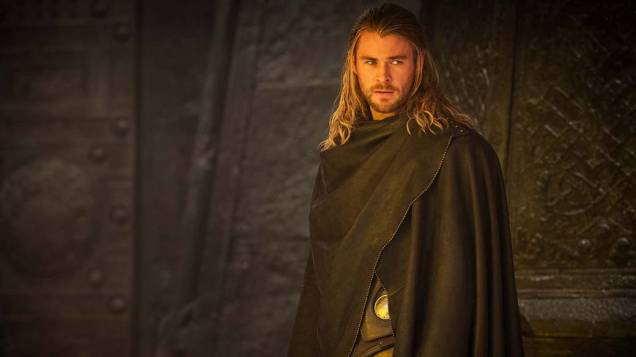 O ator Chris Hemsworth em cena do filme Thor: O Mundo Sombrio