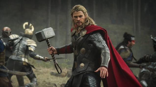 O ator Chris Hemsworth em cena do filme Thor: O Mundo Sombrio