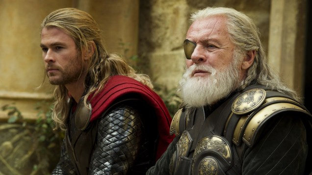 Os atores Chris Hemsworth (Thor) e Anthony Hopkins (Odin) no filme Thor: O Mundo Sombrio