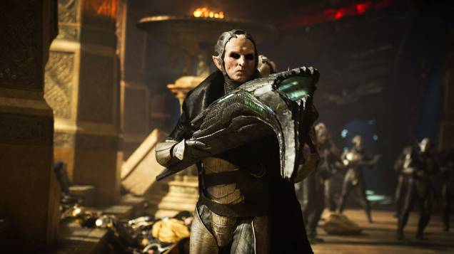 o ator Christopher Eccleston como o elfo negro Malekith no filme Thor: O Mundo Sombrio