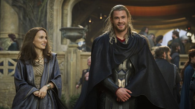 Os atores Natalie Portman (Jane) e Chris Hemsworth (Thor) no filme Thor: O Mundo Sombrio