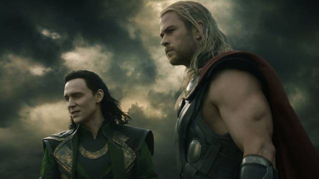 Os atores Chris Hemsworth (Thor) e Tom Hiddleston (Loki) em cena do filme Thor: O Mundo Sombrio