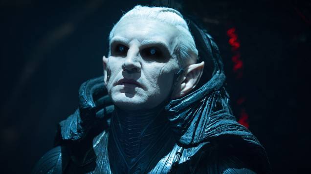 o ator Christopher Eccleston como o elfo negro Malekith no filme Thor: O Mundo Sombrio