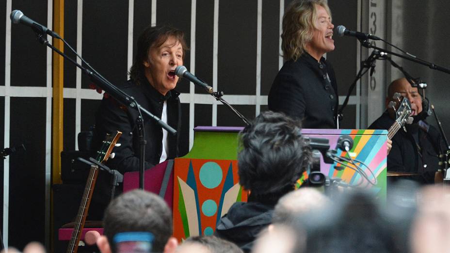 Paul McCartney surpreende com show gratuito na Times Square