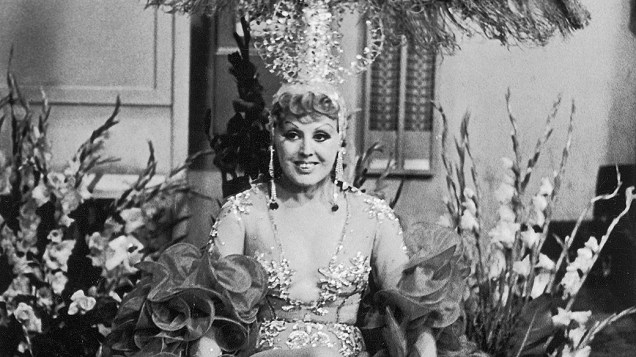 Virgínia Lane, vedete brasileira, nos bastidores da peça Pega no Ganzê e Bota pra Ganzá (1971)
