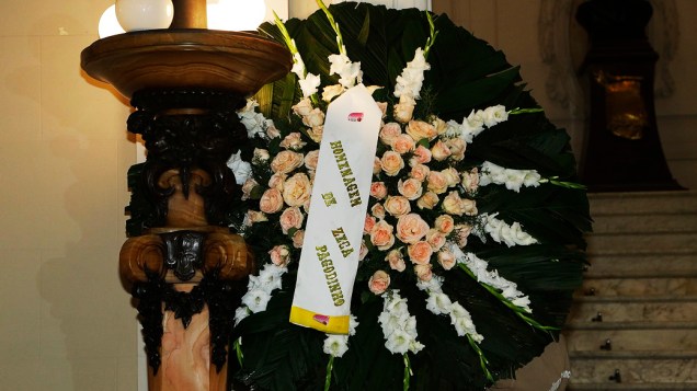 Cantor Zeca Pagodinho homenageia Emilio Santiago com coroa de flores