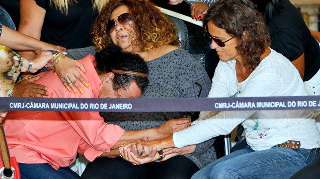 Zélia Duncan e Alcione prestam homenagem durante velório de Emilio Santiago na Câmara dos Deputados, no Rio de Janeiro