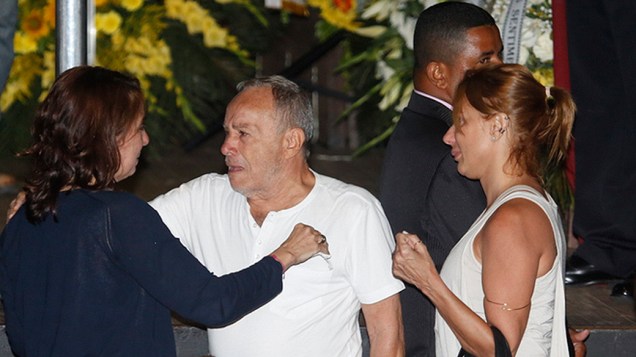 O ator Stênio Garcia, acompanhado da mulher, Marilene Saade presta homenagem a José Wilker