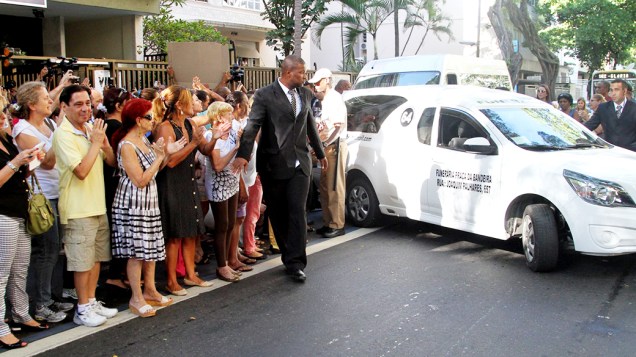 Corpo de José Wilker deixa o Teatro Ipanema Corpo de José Wilker deixa o Teatro Ipanema