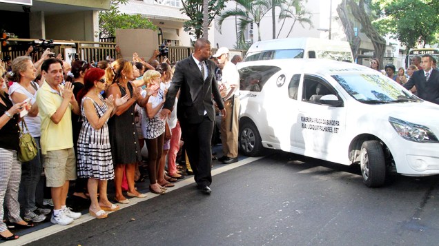 Corpo de José Wilker deixa o Teatro Ipanema