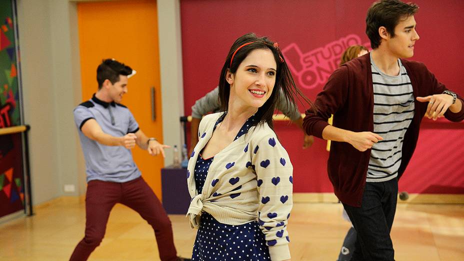 Cena de bastidores do seriado Violetta