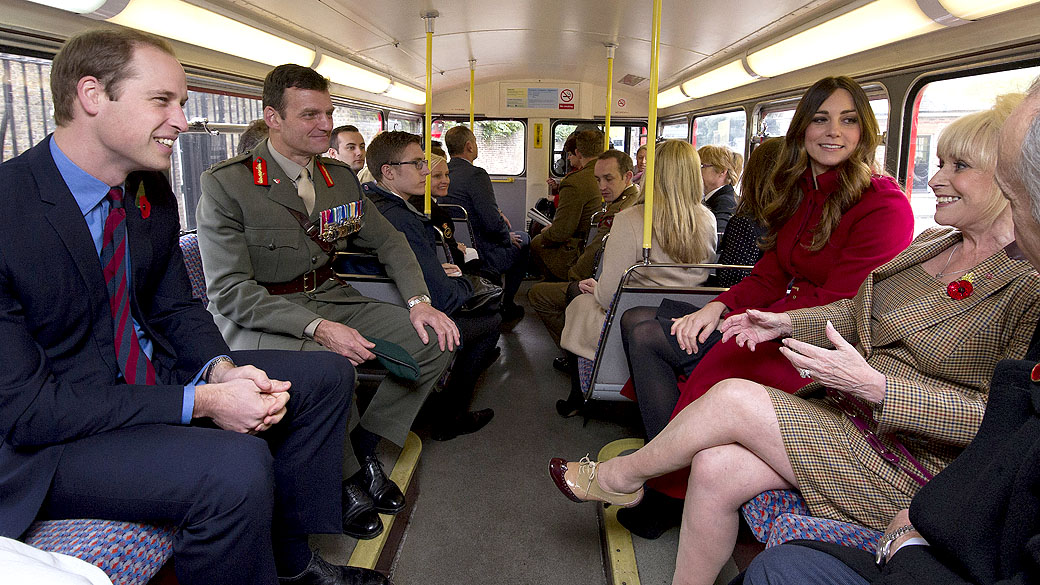 Príncipe William e Kate Middleton andam de ônibus para celebrar o Dia do Armistício