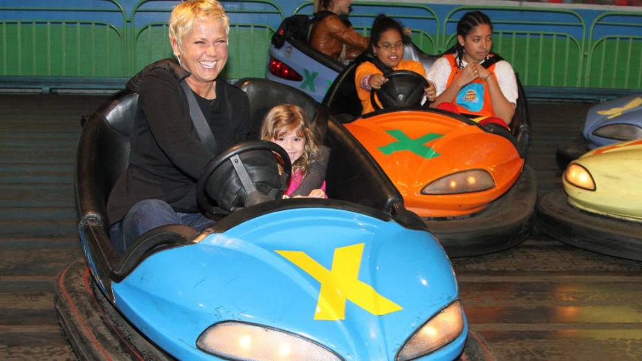 Xuxa leva namorado à festa do seu parque VEJA