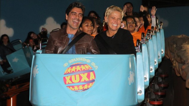 Xuxa e o namorado, Junno, comemoram os 10 anos do parque O Mundo da Xuxa, em São Paulo