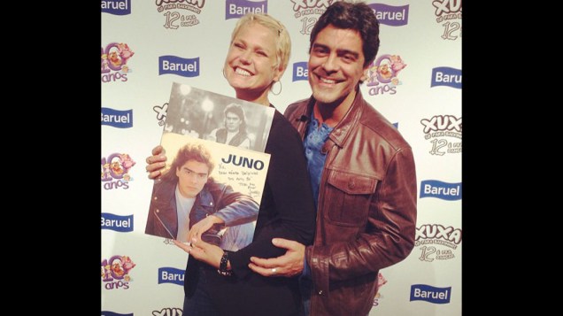 Xuxa ganha disco antigo autografado do namorado, Junno