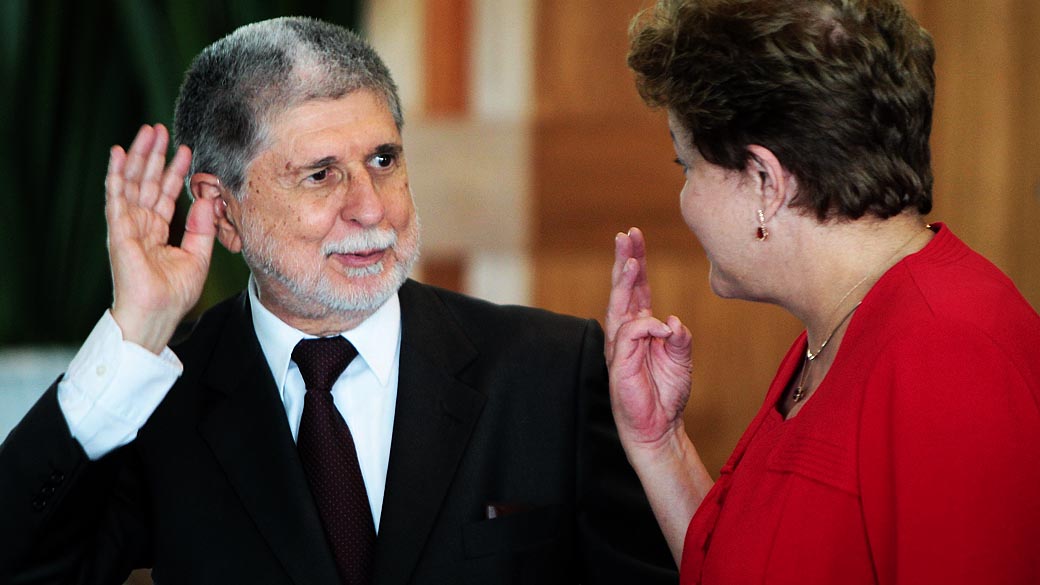 O ministro da Defesa, Celso Amorim conversa com a presidente Dilma Rousseff, nesta quarta-feira (18)