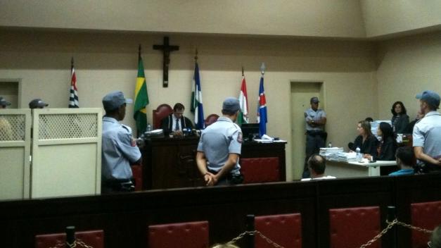 Juiz lê a sentença que condenou três dos acusados em matar Celso Daniel