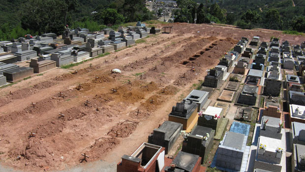 Covas continuam a ser abertas no cemitério de Teresópolis para receber as vítimas da chuva