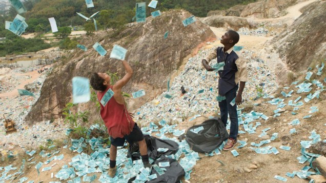 Cena do filme Trash – A esperança vem do lixo