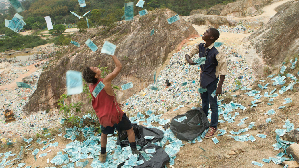 Cena do filme 'Trash – A esperança vem do lixo'