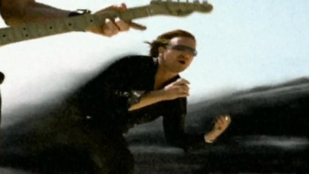 Cena do videoclipe Vertigo, do U2