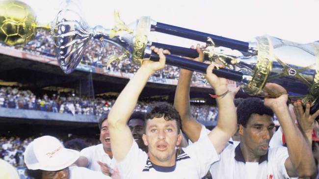 Em 1990, os jogadores Neto e Jacenir levantam mais uma taça inédita: a do Campeonato Brasileiro