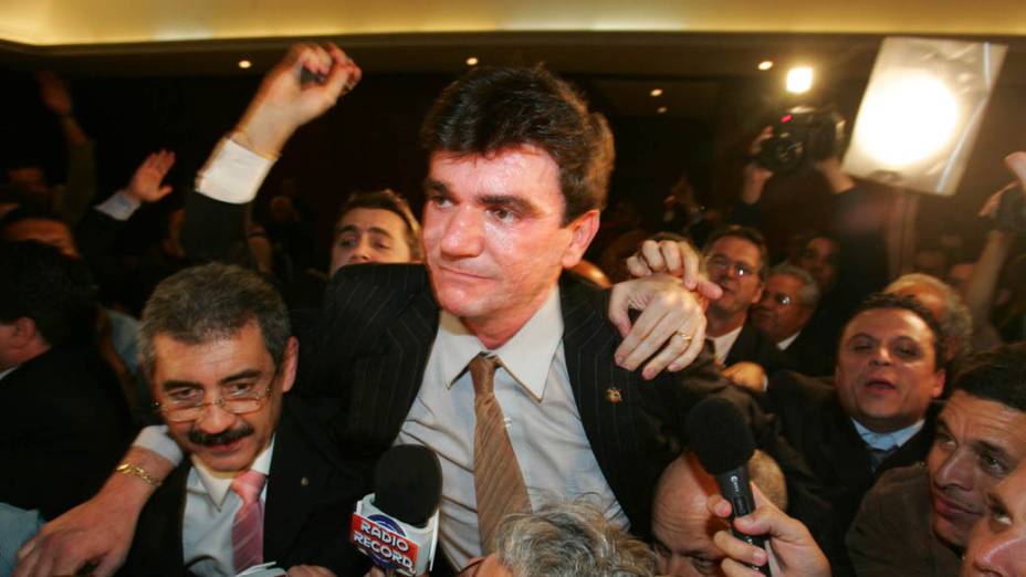 Andrés Sanchez comemora sua eleição para presidente do Corinthians