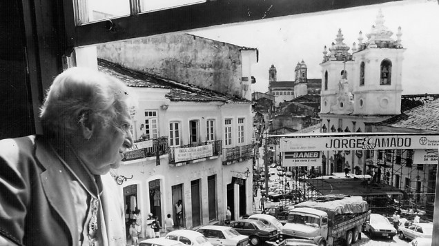 Jorge Amado observa homenagem aos seus 80 anos no Pelourinho em Salvador, em 1992