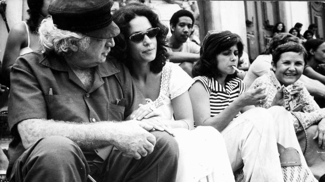 Jorge Amado com Sonia Braga durante as filmagens de Dona Flor e seus dois maridos em 1976